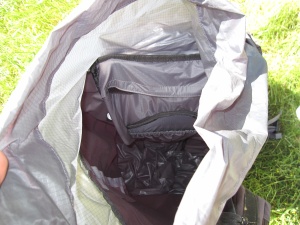 La jupe d'accès au volume principal du sac, et l'intérieur, on aperçoit le compartiment hydratation et, au fond, la cloison qui sépare du compartiment du bas