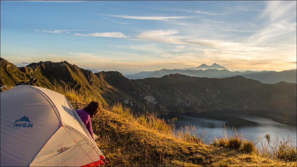 Réveil au paradis. Panorama au bord du cratère du Quilotoa (Équateur) qui nous aura offert le plus beau bivouac de notre voyage.
Photo Léo Héry
