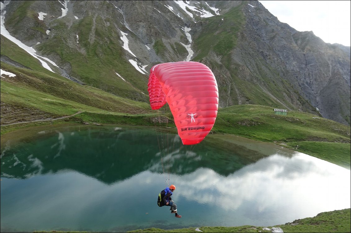 On s'amuse à faire des sauts de puce, des vols de 100m en atterrissant à côté des tentes. Une aile de 1450 g ça aide pour monter et descendre les pentes autour du lac !