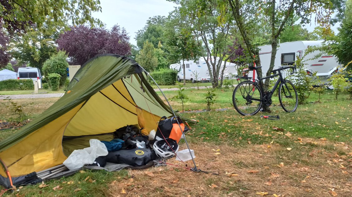 J3. Avec l'orage de la nuit, et les précipitations annoncées à 5mm en fin d'après-midi, le plus dur a été de quitter la tente (au camping de Bourbon-l'Archambault).