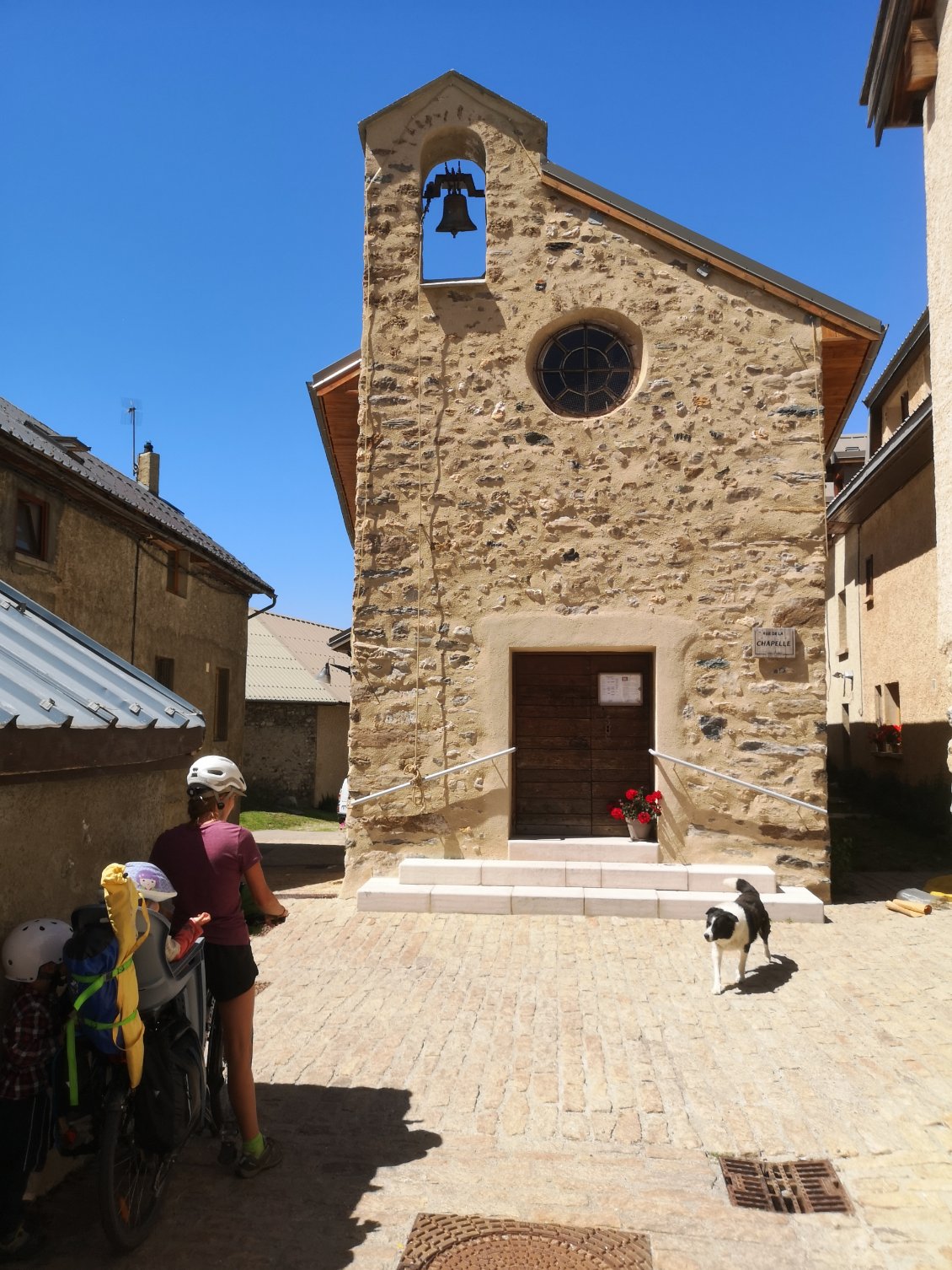 Villar d'arenes, son joli village et son église où on peut sonner soi même la cloche !