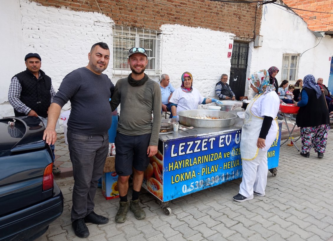 Je ne passe jamais inaperçu dans les villages. Passés les premiers instants parfois de méfiance et d'étonnement, on m'invite à boire le thé et parfois à manger, ici des pişi, de délicieux beignets turcs.