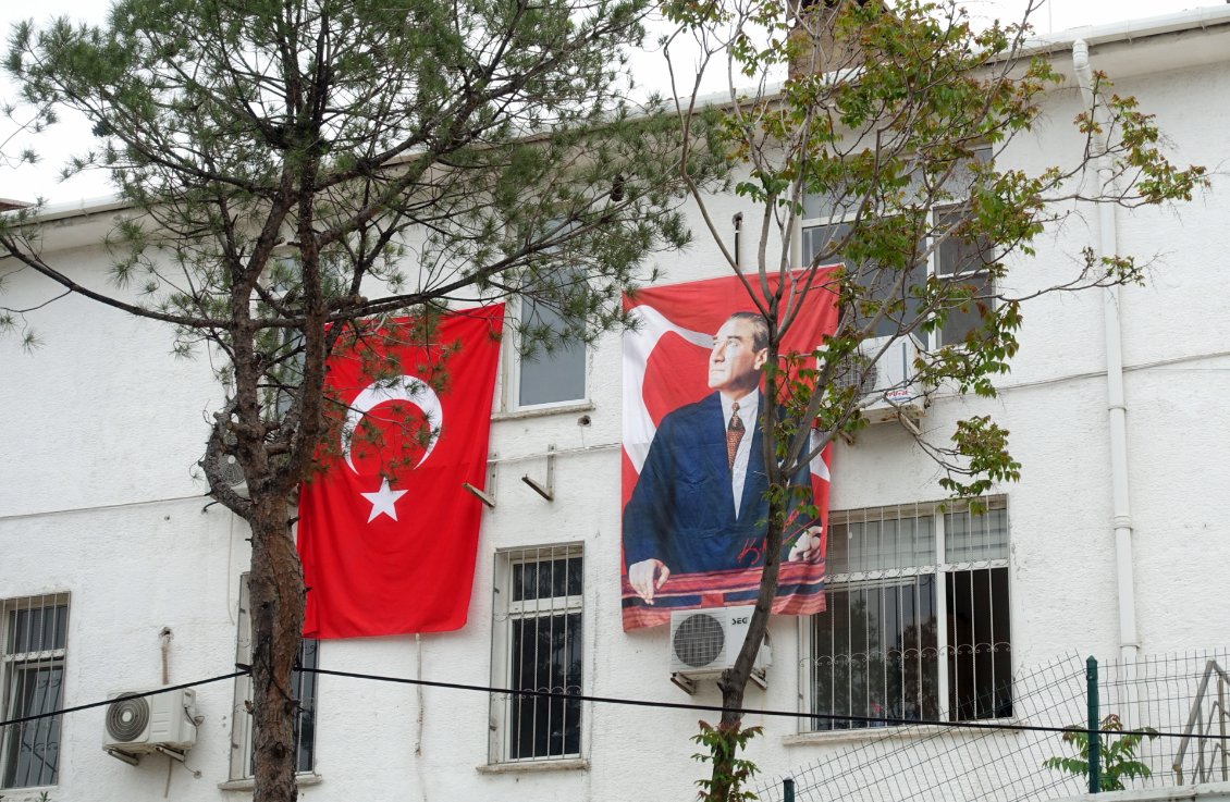 23 avril, journée de la souveraineté nationale en Turquie. Encore plus qu'à l'habitude, sont érigés le drapeau turc et le portrait d'Atatürk, le fondateur de la république de Turquie et héros national inconditionnel, représenté absolument partout...