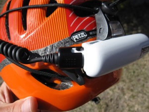 La Nao fixée sur le casque Petzl Meteor III+, au max du réglage possible