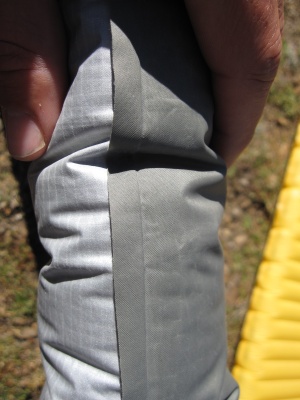 Le tissu côté dormeur (à gauche) est antidérapant, le tissu côté sol est plus épais que sur la version Xlite