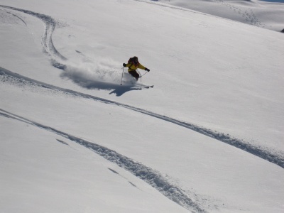 Skier avec ce type de skis en grosse poudreuse est vraiment magique, pas besoin de chercher de la grosse pente, on vole au-dessus là ou avec des skis aux cotes classiques on enfonce  jusqu'aux genoux et on n'arrive plus à avancer