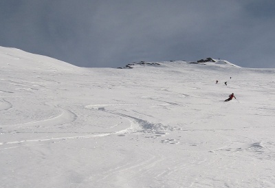 Poudreuse croutée, ça le fait nettement mieux qu'avec des "petits" skis (skieurs du second plan)