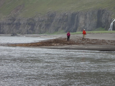 Vestes imperméables et respirantes ultra légères Patagonia M10 (en rose) et Arc'téryx Tecto FL (en orange) testées en Islande