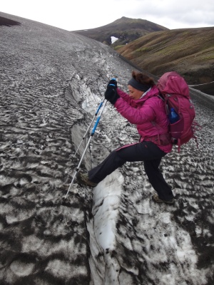 Alternance pluie, bruine, ambiance humide, Anne marche la journée durant avec la M10, aucun souci! (région du Landamannalaugar, Islande)