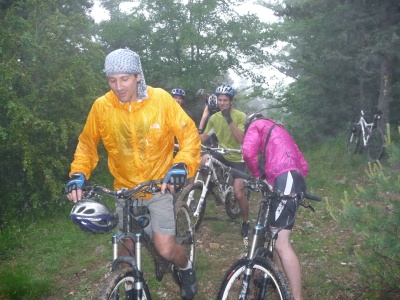 La Verto en action sous la pluie, canari pour les garçons, framboise pour les filles :-)