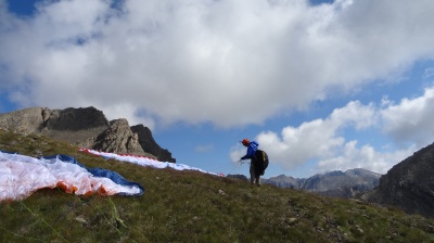 Préparation au décollage en Italie sous le brec de Chambeyron