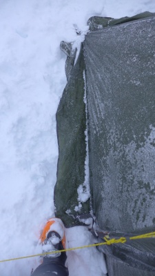 Toile à 'pourrir' sur le pourtour de la tente.