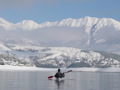 Kayak sur le lac de Serre-Ponçon après la neige de décembre 2008