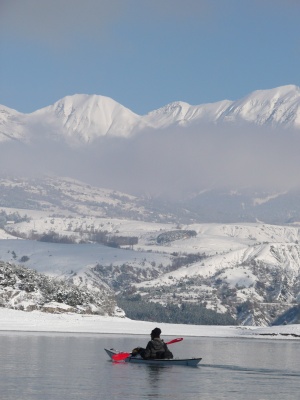 Kayak sur le lac de Serre-Ponçon après la neige de décembre 2008