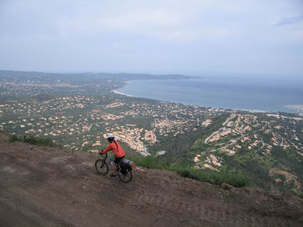 Piste au-dessus de la mer