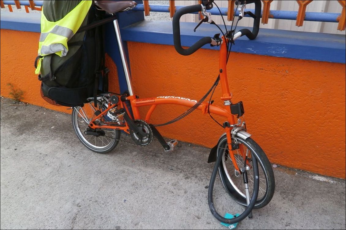 A peine parti, alors que je pense aux 94km que je dois faire vite... psss.... crevaison. Les joies du vélo!