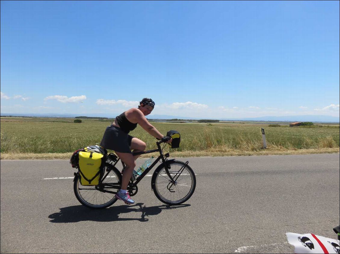 Dans la Péninsule du Sinis, enfin du plat pendant des kilomètres. Des pointes de vitesse jusqu'à 50 km/heure en descente. Les vélos chargés sont très fiables. Le bonheur est là!