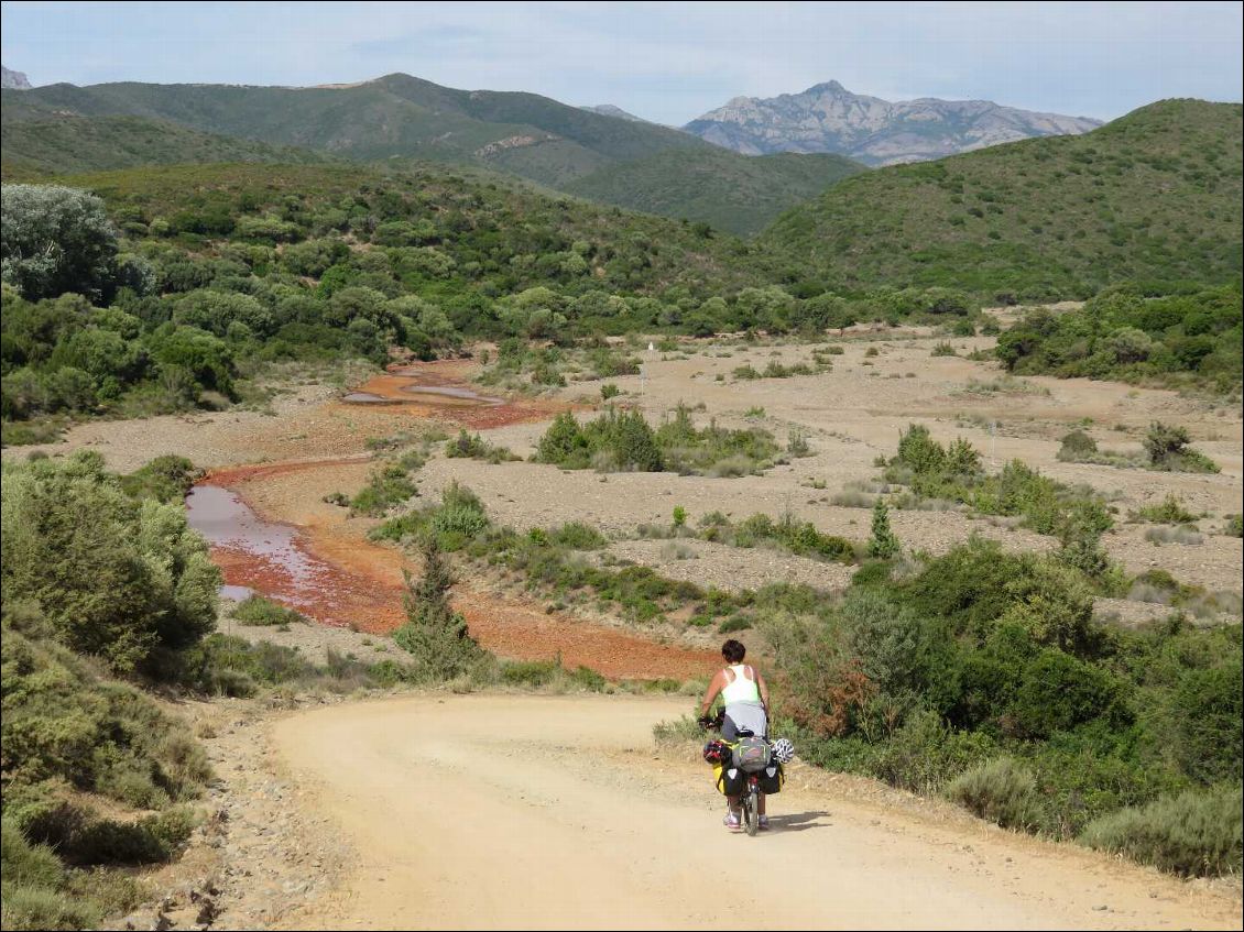 Sur la piste de Piscinas, un avant-goût d'aventure...