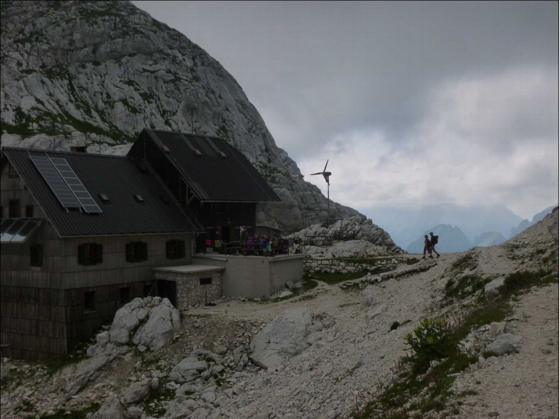 le refuge Trzaska Koca : les éoliennes s’arrêtent rarement de tourner, mais par contre il n'y a pas d'eau dans cet océan de calcaire.