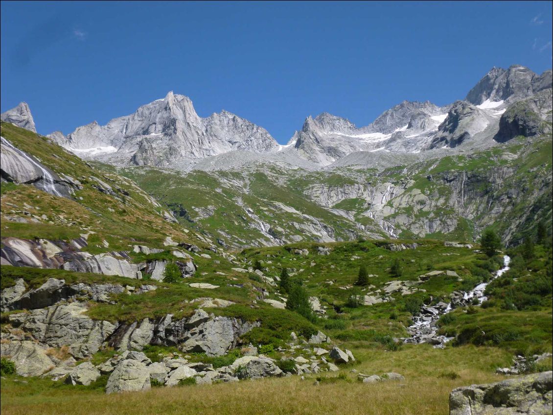 Piz Badille et Piz Cengalo vus de l'alpage à 1900m