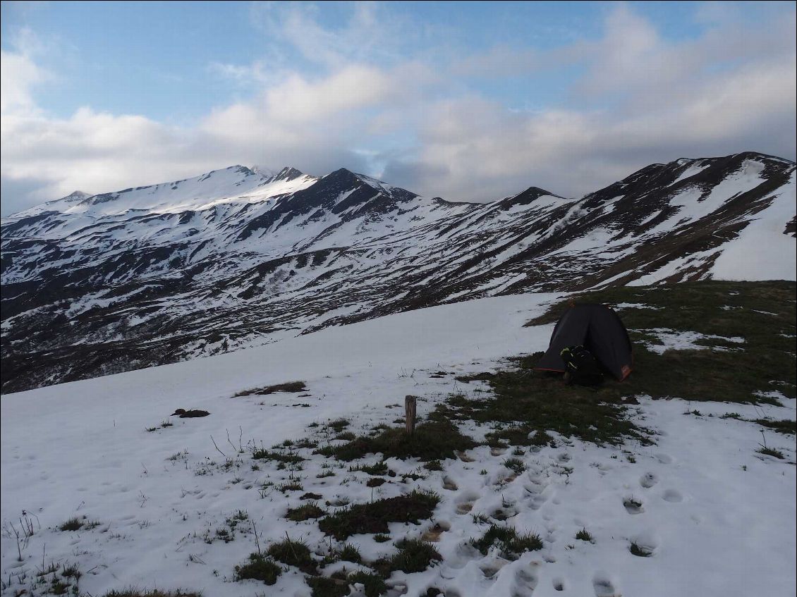 Premier repas et première nuit à 2 096m d'altitude. Sur les crêtes qui surplombes le lac de Roseland 