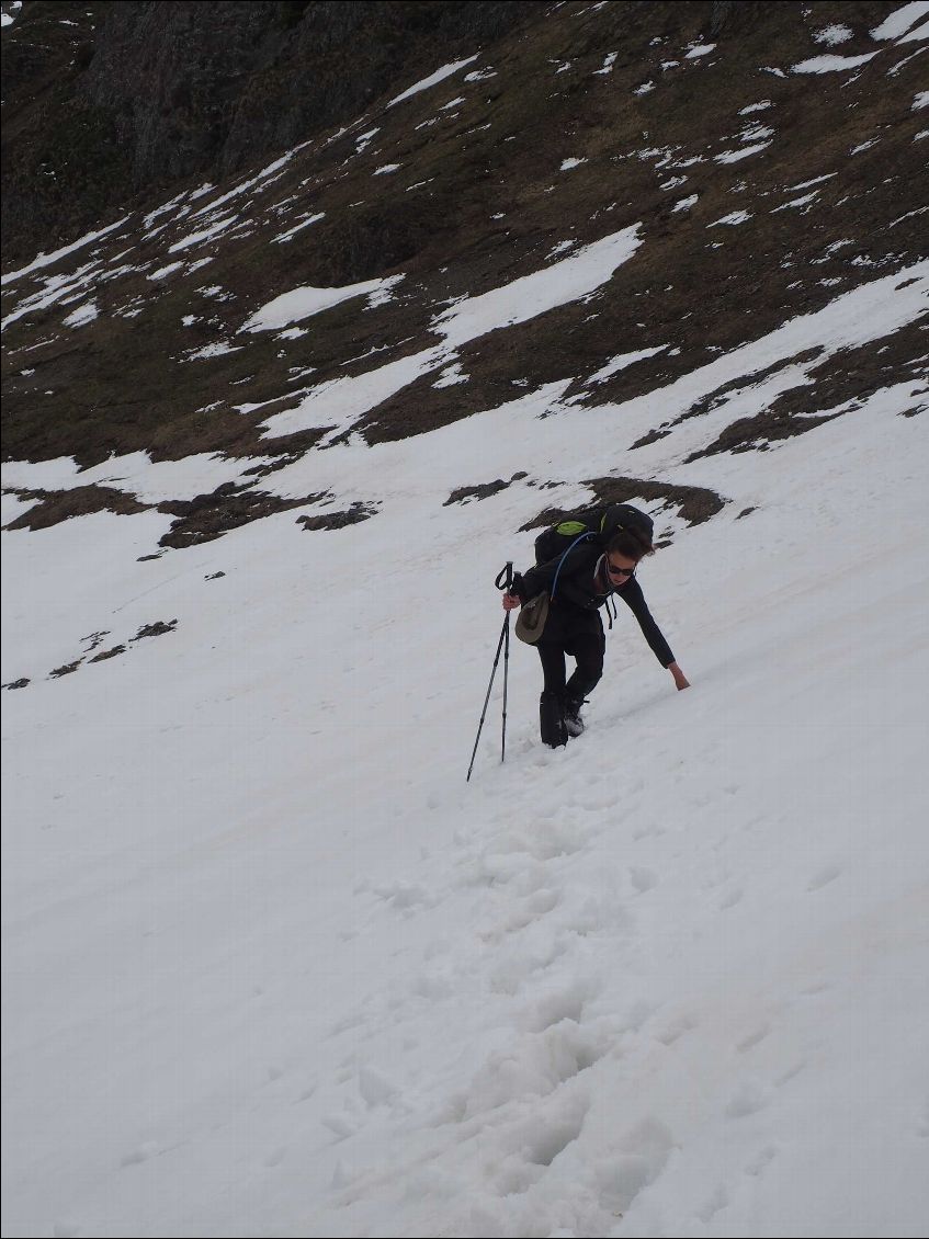 Dans les pentes au fort dénivelées, la neige rend parfois l'avancé difficile. Il ne faut pas dévisser au risque de dévaler la pente et se blesser ou pire encore.  