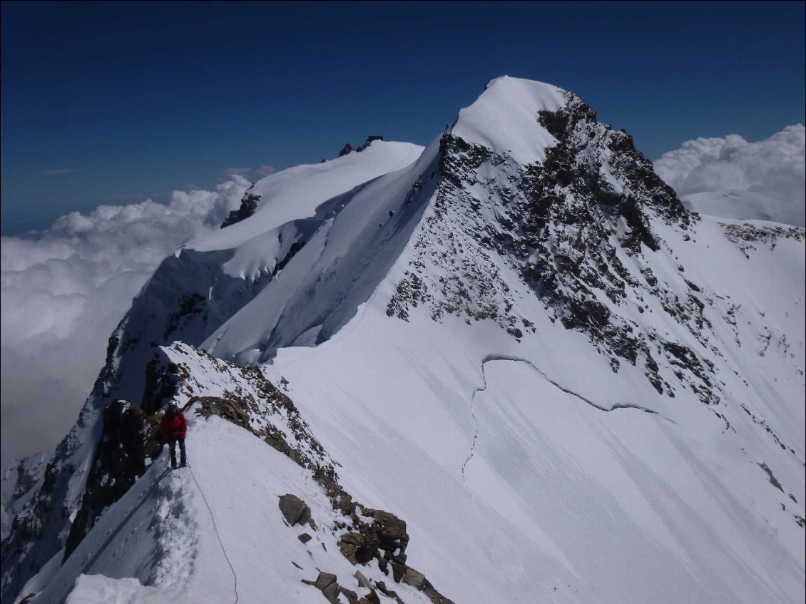 Sur l'arête SE, avec la Zumstein derrière et le refuge Margarita au fond