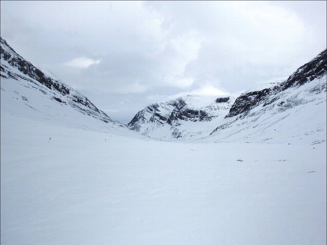 La longue remontée de la vallée vers Singi avec un seul bâton et un bon vent de face !