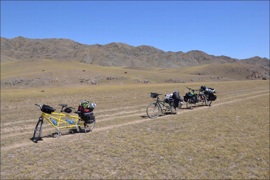 Trois tandems dans la montée hyper sauvage du col de Semiz Bel !!!