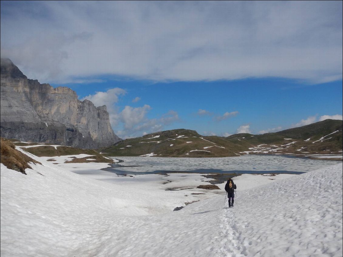 Descente vers le lac sous le soleil.