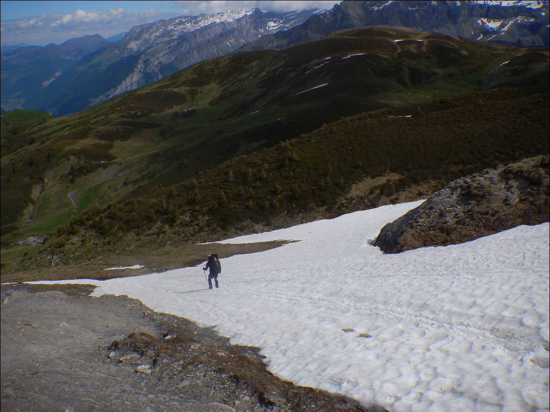 Petite séance de ski, (sans ski). C'est un exercice qui demande de l'équilibre, car avec le poids des sacs, si nous sommes amené à tomber, nous glisserions sans pouvoir se stopper.