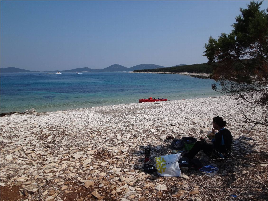 Le picnic sur l'île de Tramerka (au fond les îles de Ist et Molat)