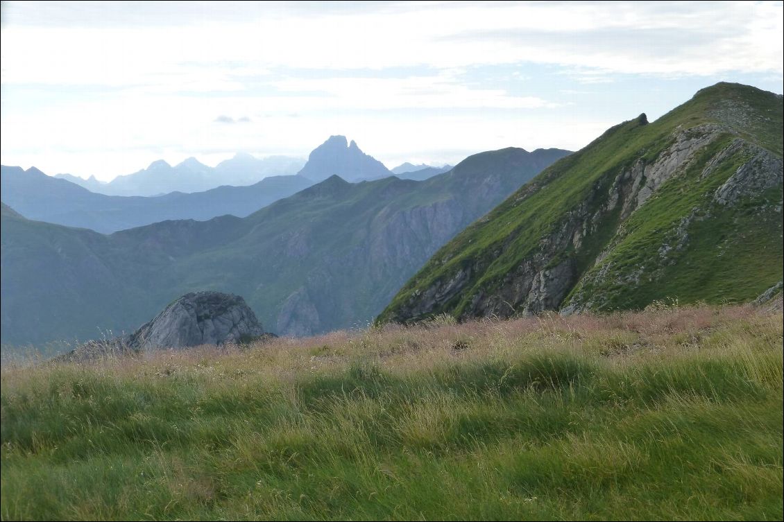 Vue au dessus du col de Pau : Le Pic du Midi d'Ossau 