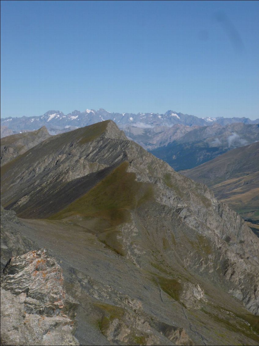 Derrière les crêtes du Queyras, les sommets des Ecrins