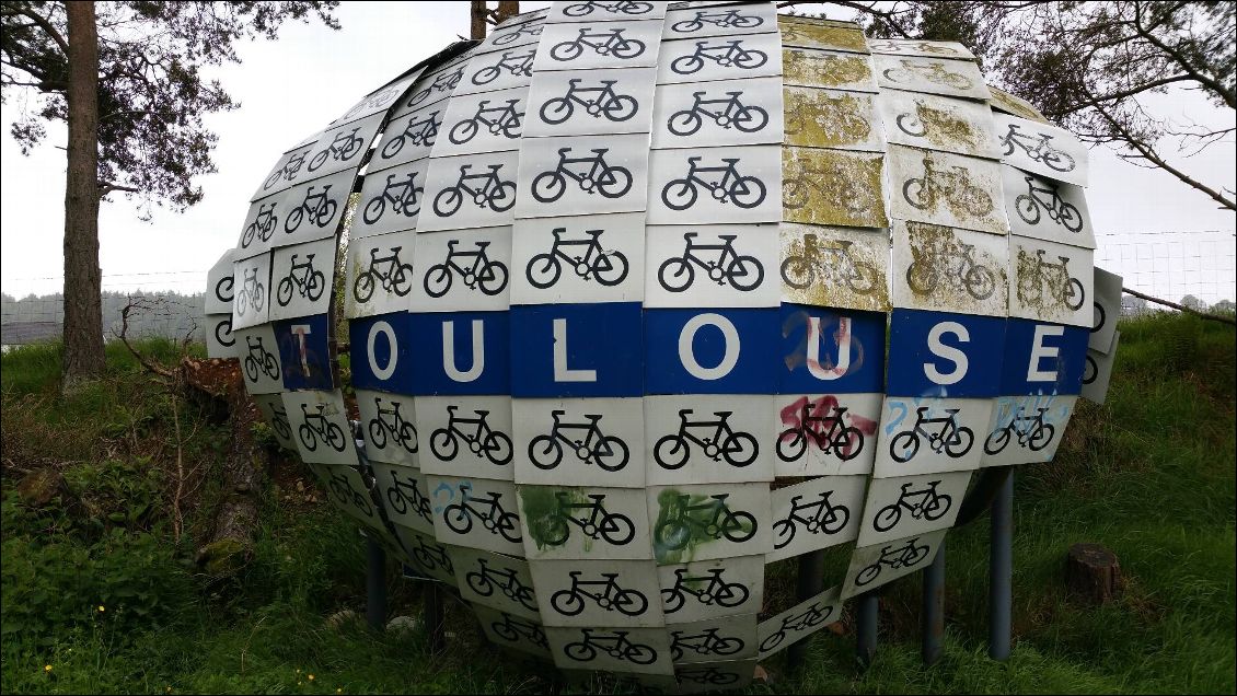 Oeuvre artistique, une sorte de nacelle, hommage à l'industrie Toulousaine..?