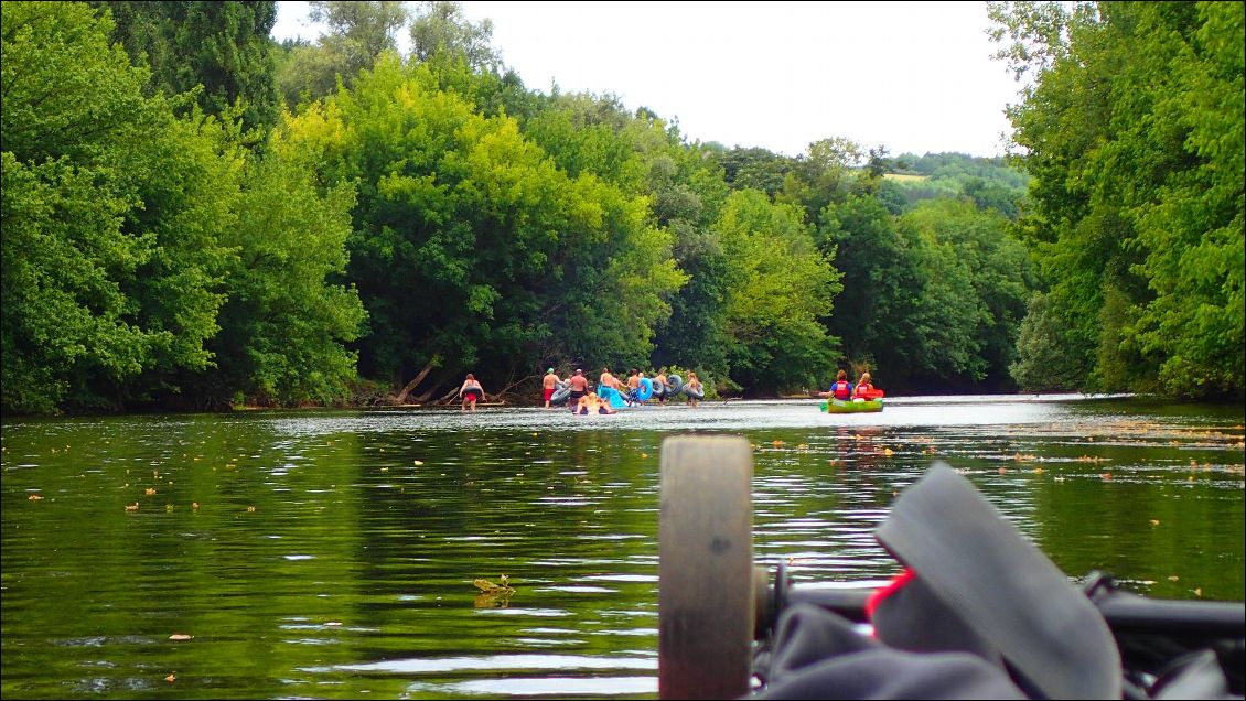 Un groupe de jeunes hollandais qui descendent la rivière avec bouées, matelas gonflable..