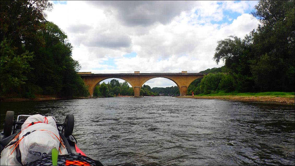 Le pont de Limeuil, et en fond, la Dordogne.