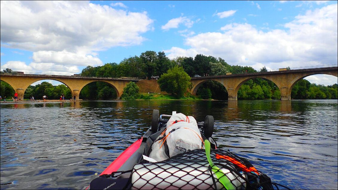 La Vézère est à gauche, la Dordogne sur la droite.