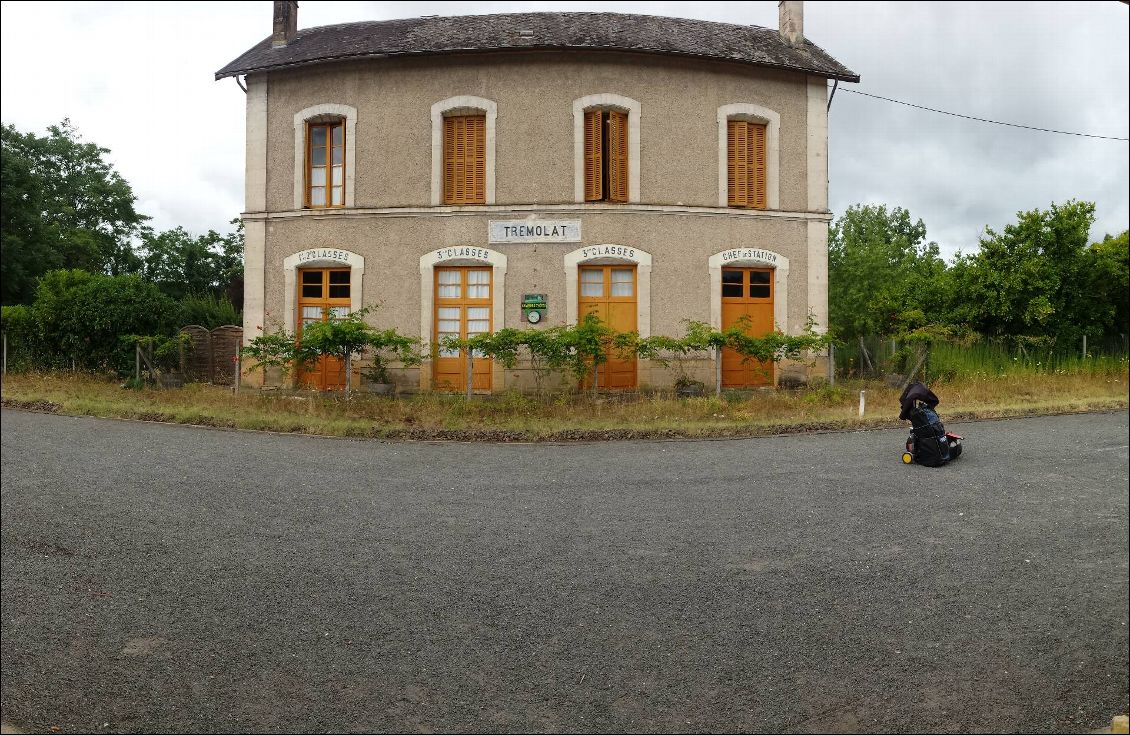 L'arrêt TER face à l'ancienne gare de Trémolat (devenu gîte).