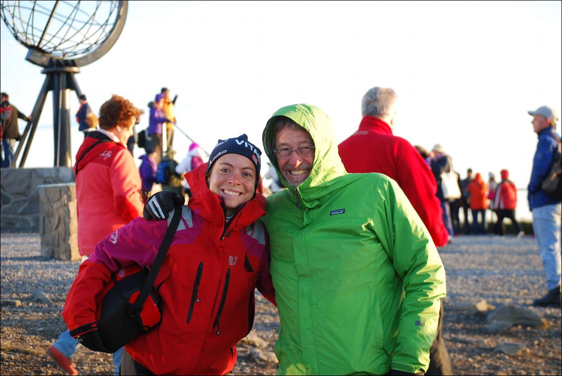  Nous sommes montés en vélo toucher le bout du bout...Le binôme est maintenant prêt à redescendre la Norvège jusqu'à Oslo. Nous venons de perdre plus de 30 degrés en 24 h! 