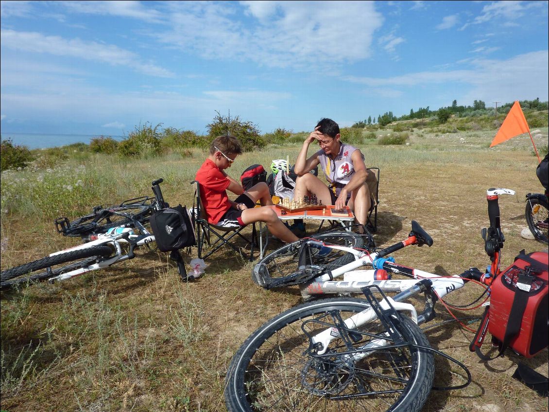 Pause méridienne. Véronique se fait miner aux echecs...