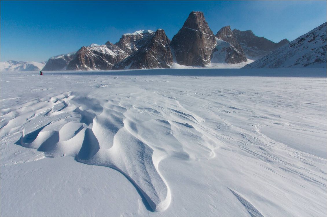 La neige est sculptée en permanence par le vent.