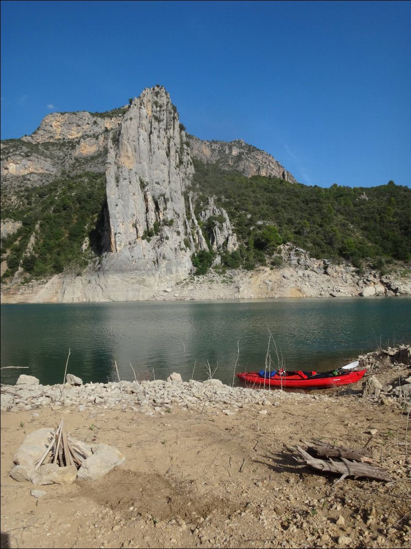 En face du bivouac, une paroi équipée d'une via ferrata