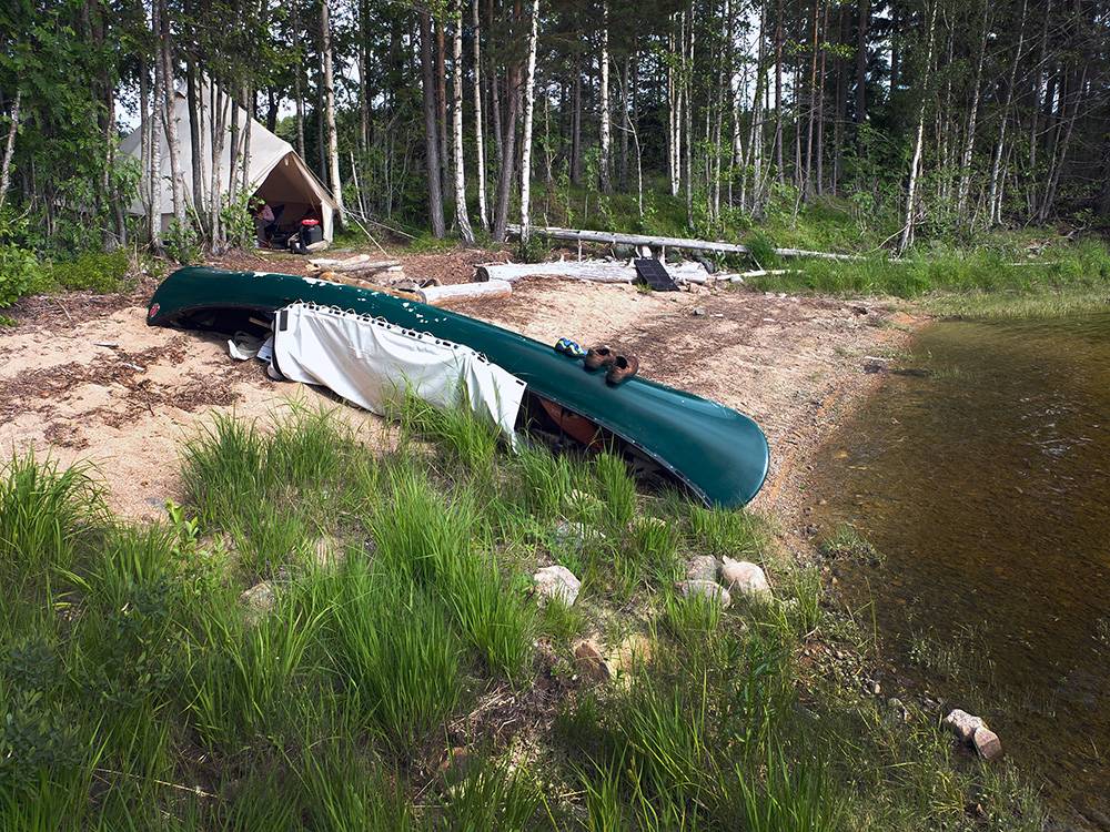 Au lendemain d'un portage qui aura duré 18 heures... n'ayants pu reconnaître entièrement le parcours auparavant....c'est devenu chaotique quand à minuit, on était encore embourbés, bloqués dans un marais, qu'on avait envisagé être un lac.