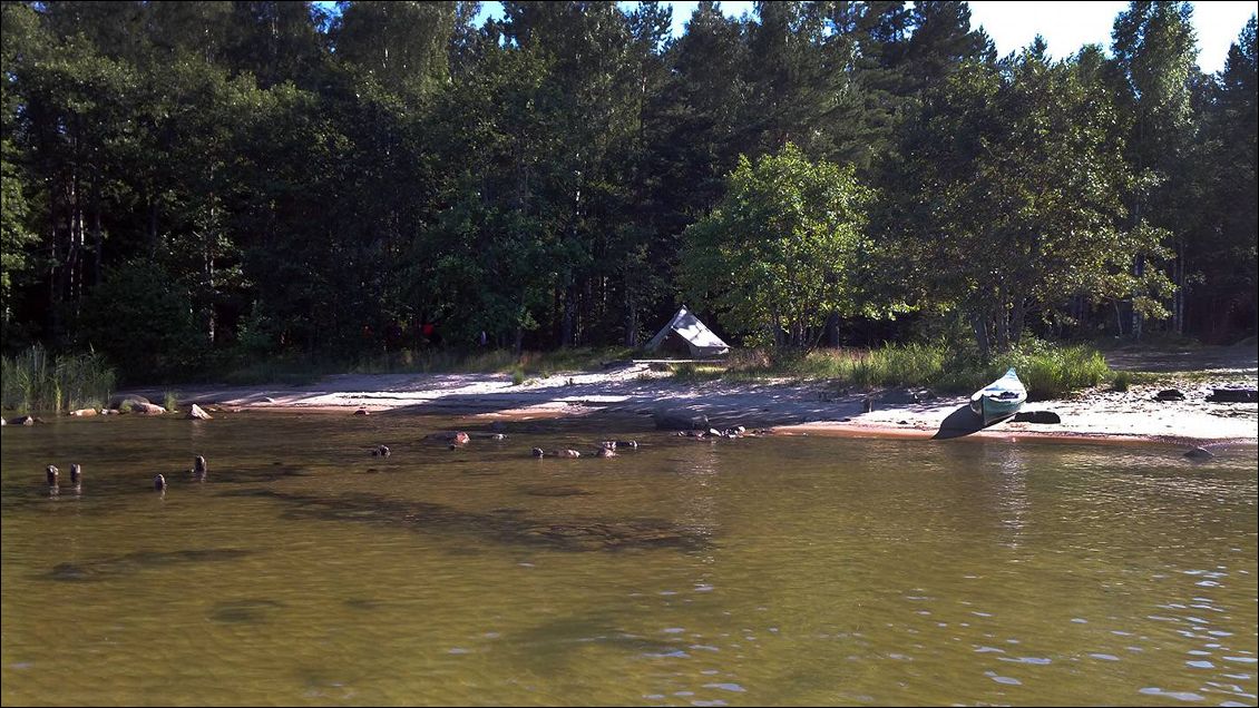 Ce bivouac tiens une place particulière dans nos souvenirs, il ne manquait plus que Vendredi débarque pour qu'on ne le quitte plus jamais !