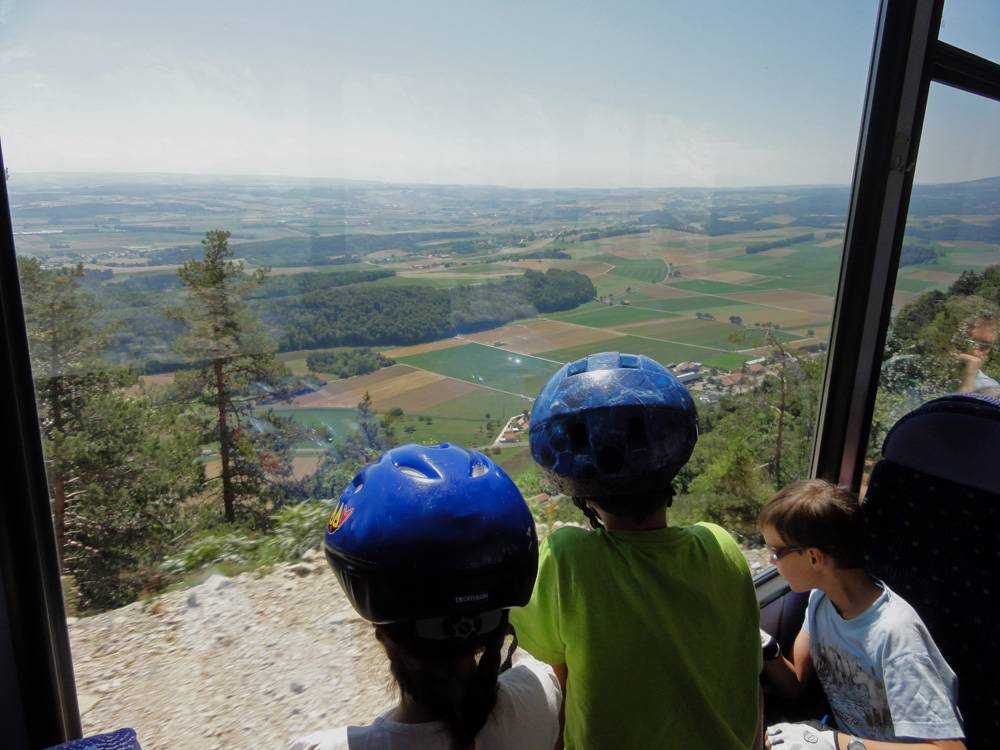 Dans le petit train qui monte à Sainte-Croix.