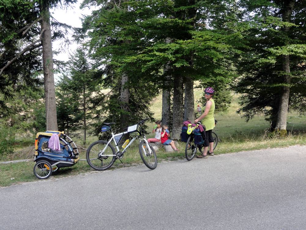 Petite pause "rafraîchissements" dans la montée au Creux du Van.