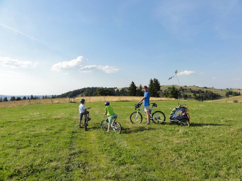 Après avoir déchargé nos affaires à la cabane nous retournons sur nos pas (sur nos roues) vers la terrasse de la Baronne, ferme à quelques pas de là, repérée en venant.