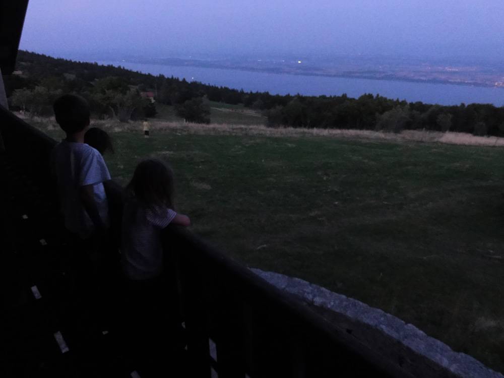 Plusieurs fois on court au balcon à la nuit tombée pour regarder quelques belles bêtes broutant juste devant la cabane, des chevreuils, malheureusement ils ont filé pour la photo, la faute à notre manque de discrétion...