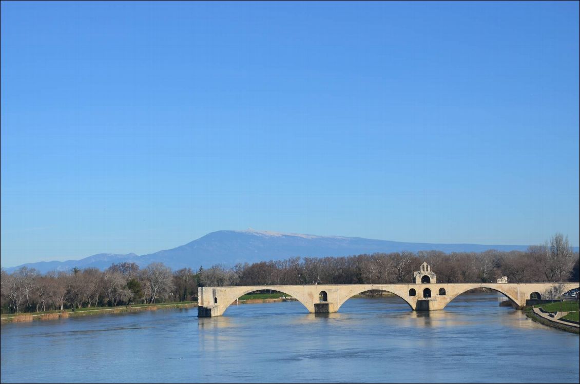 Sur le pont d'Avignon on y danse, on y danse!